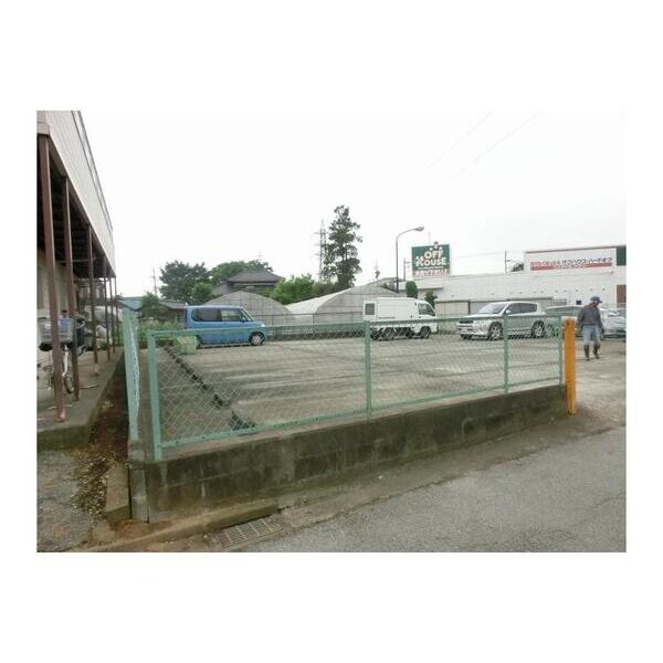 ラブリーホームB 駐車場