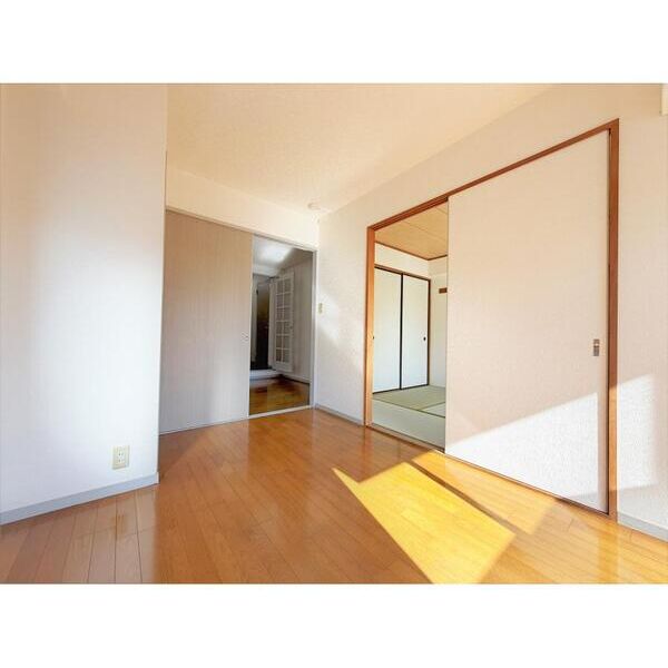 ジュネス中町205号室 リビング