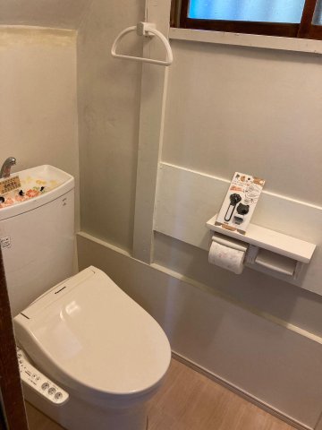 アルファ横浜 ウォシュレット付き，木枠の小窓付きでかわいいトイレ