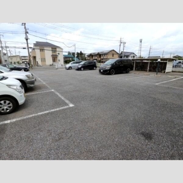 ローズ・ウッド105号室 駐車場