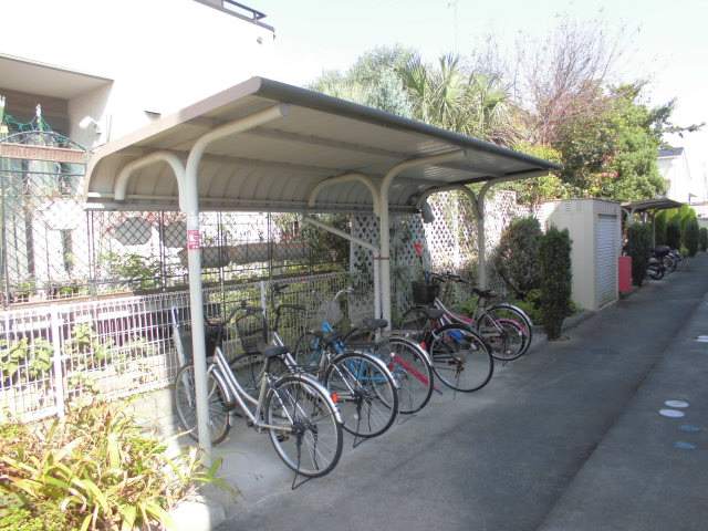 レオパレスフローラ104号室 屋根付き駐輪場