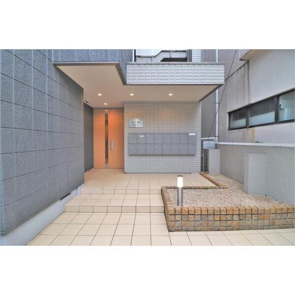 ラガール生麦401号室 エントランス