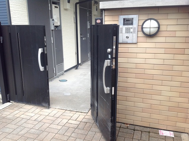 レオパレスエスポワール桜木町304号室 オートロックゲート付き。