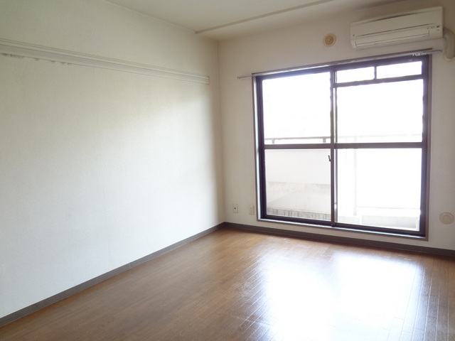 クイーンベル0406号室 リビング