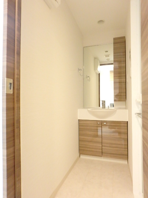 ガーラ・ヴィスタ練馬5階 大きな鏡付の独立洗面台