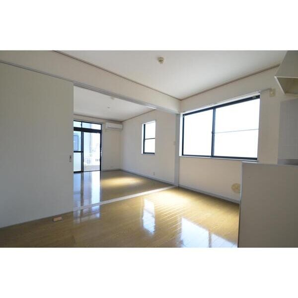 グランドールイズミIII101号室 リビング