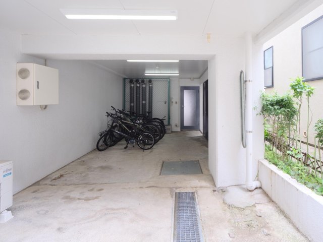 メインステージ代田橋203号室 屋根付き・照明完備の屋内駐輪場。雨の日も自転車を守れます。