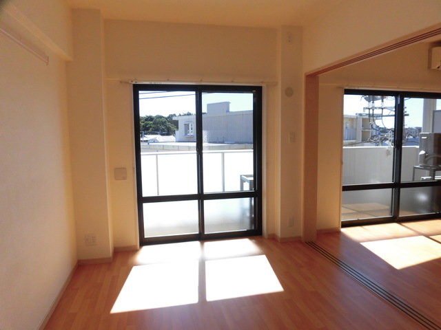 Ａｒｔ　Ｇａｒｄｅｎ　ＹＯＫＯＨＡＭＡ0503号室 リビング