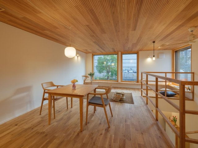 Kizuki Terracehouse 川和台 18.8帖の2階LDK。外付けブラインドで日射遮蔽