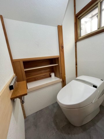 鳩ケ谷戸建 綺麗で質感のあるトイレ