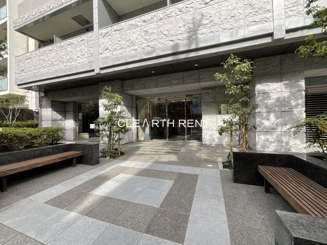 パレステュディオ南麻布4階 安らぎを添える植え込みとベンチスペースを配したアプローチ