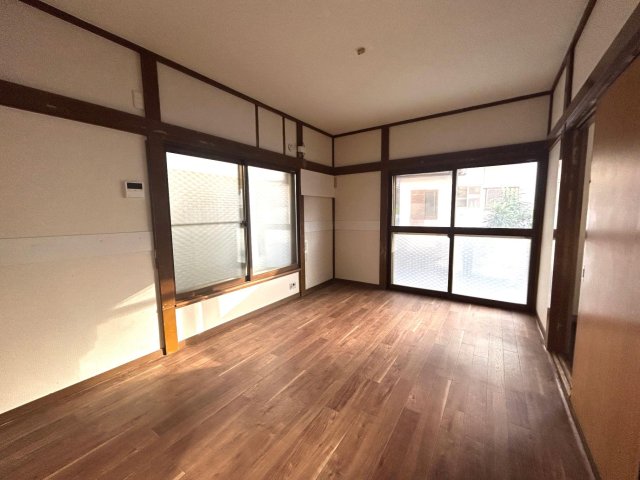 横川町みはらしハウス 壁中央の板の裏に断熱材を追加しています（一部箇所のみ）。