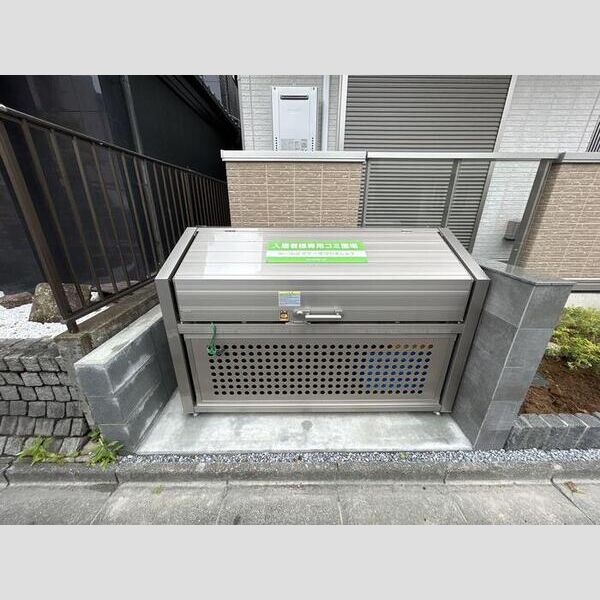 メゾンアーク西新井 ゴミストッカー