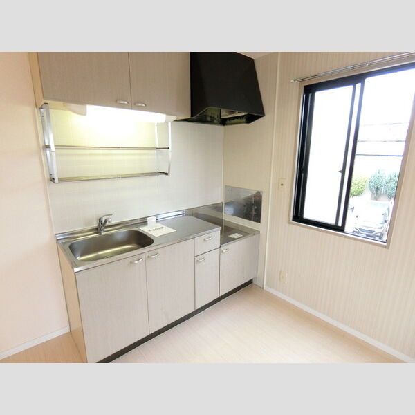 メゾンドール　壱番館 自然光が入る窓のあるキッチン