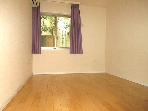 ロイヤルシーズン新宿柏木1階 洋室約6.5畳　※内装前、カーテン撤去予定