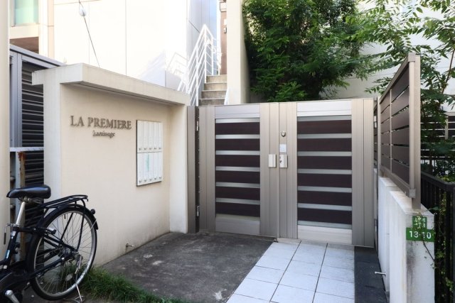 LA PREMIERE　上野毛2階 エントランス