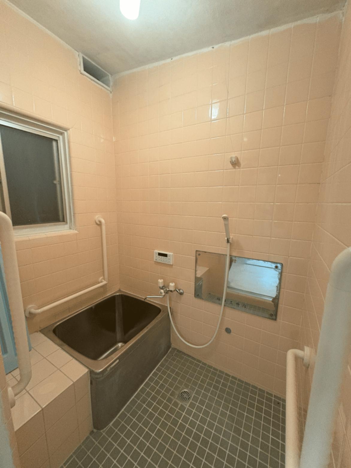 船橋市新高根5丁目戸建 追い焚き付きのレトロ浴室です