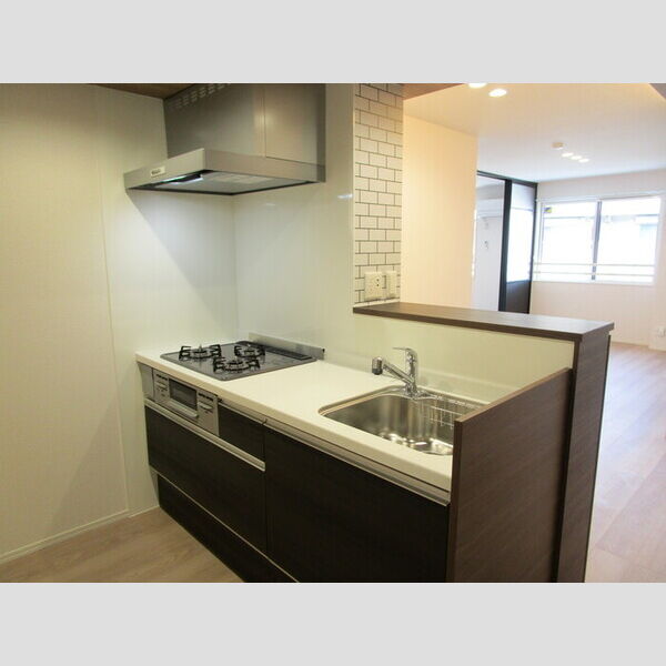 ラ・ペッシュ205号室 対面式3口ガスコンロ付システムキッチン