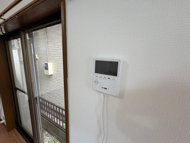 アルストロメリア 安心のテレビモニター付きインターホンです。