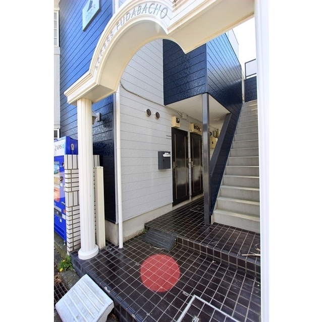 アクセス札場町106号室 建物入り口