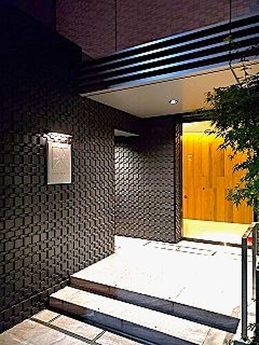 ＲＥＦＲＡＭＥ ５ Ｉｒｉｙａ11階 夜間エントランス外観　※2025年８月撮影