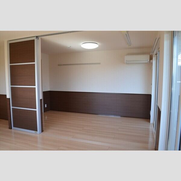 ルアナ姉崎 リビングダイニング(別角度)