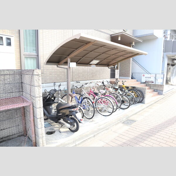 TREBINAウエスト 駐輪場