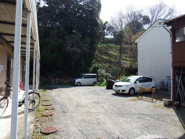 フローラマツノ1階 駐車場