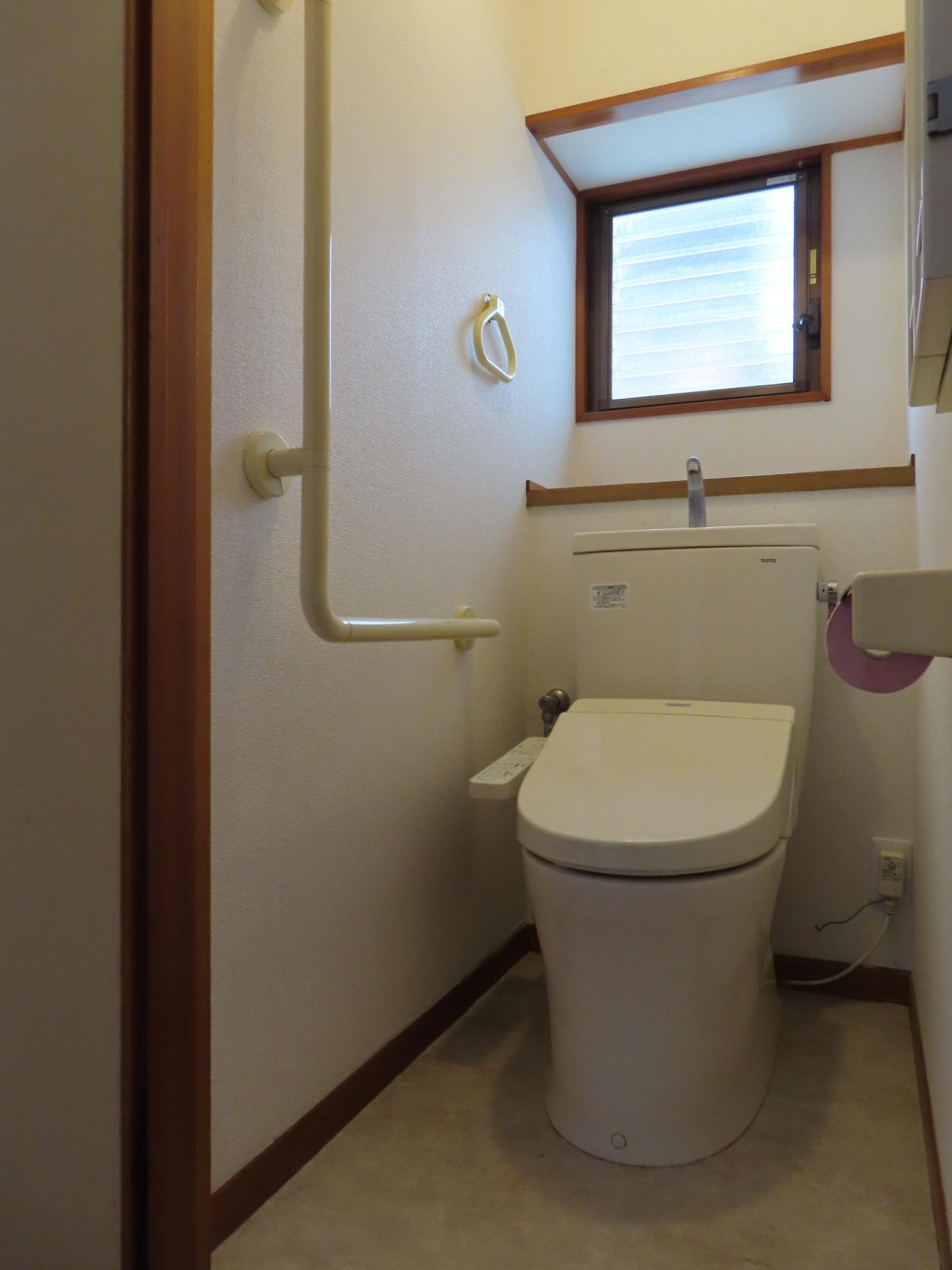 さいたま市大谷口戸建 小窓のあるトイレ／1階、2階ともトイレ内に収納あり