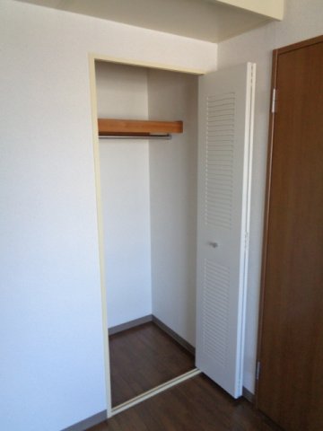 シャトー秋葉町0202号室 洋室１　収納　※別号室の参考写真です(現況優先・仕様違いの場合あり)