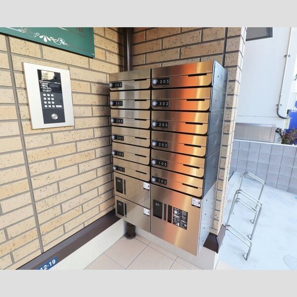 クレール藤沢Ⅲ105号室 エントランスはオートロックです　集合ポスト・宅配ボックスがあります