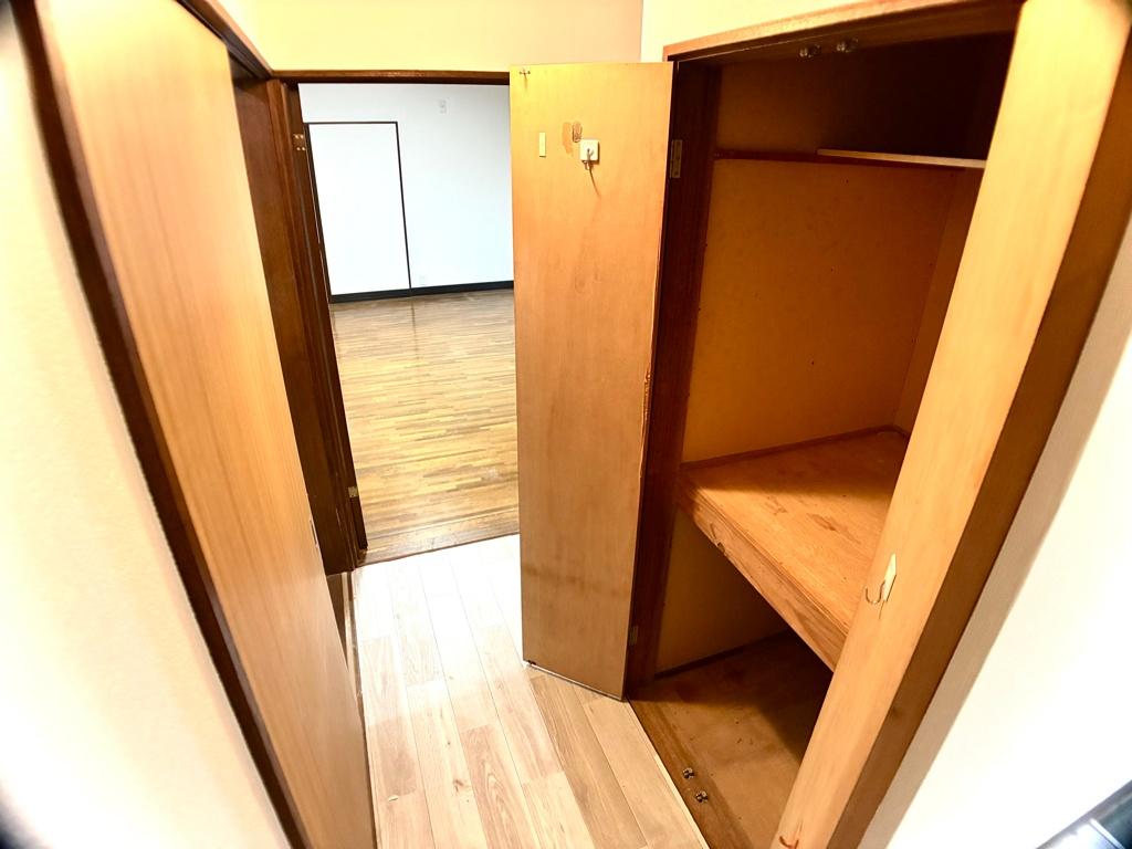 伊勢原市上粕屋戸建 廊下にも嬉しい収納スペースがあるので荷物も置けます♪