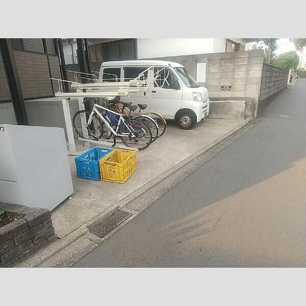 アストラル 駐輪場