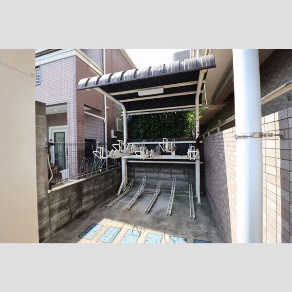 パインツリーコート 駐輪場