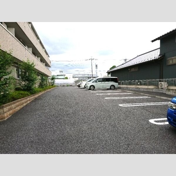 レジデンスSK107号室 駐車場