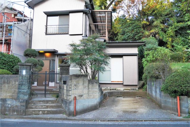 新井町戸建 前回募集時の写真。駐車場付き。