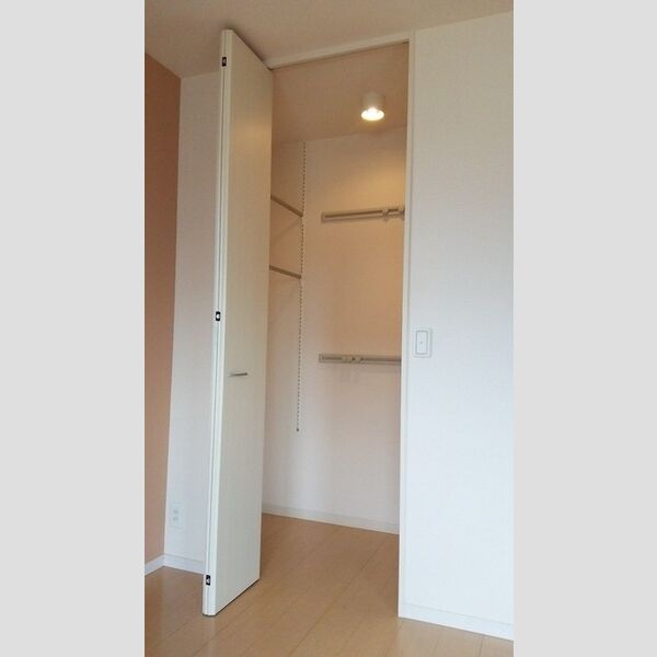 ロイヤルクレッセント西登戸参番館 収納