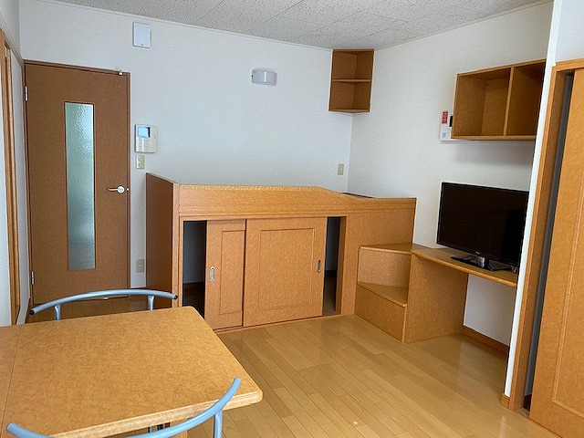 レオパレスブラン 1Fフローリング2F絨毯