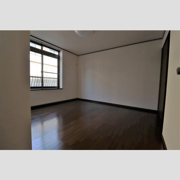 エスポワールいずみ213号室 玄関奥の洋室6帖