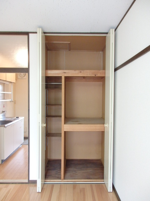 メルハイム三鷹台0203号室 棚も付いているので洋服や荷物を収納するのに便利です。