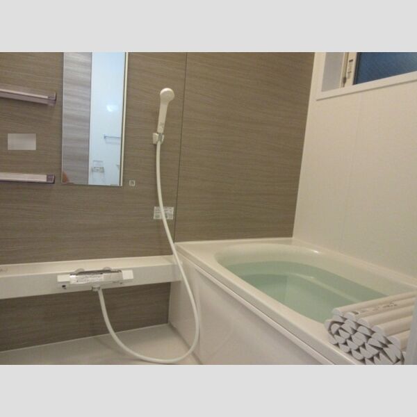 Tーハウスnk101号室 浴室には窓があります!