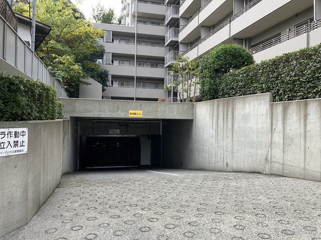 駒込パークハウス307号室 駐車場入口　2025年11月撮影