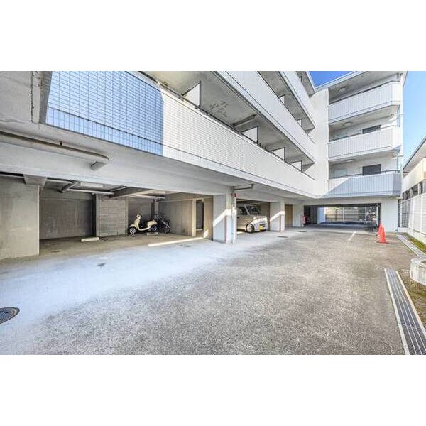 メゾン・ド・ビザール 駐車場