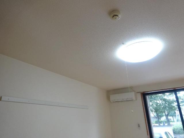 シェルル江北105号室 ハンガー掛け・エアコン・照明