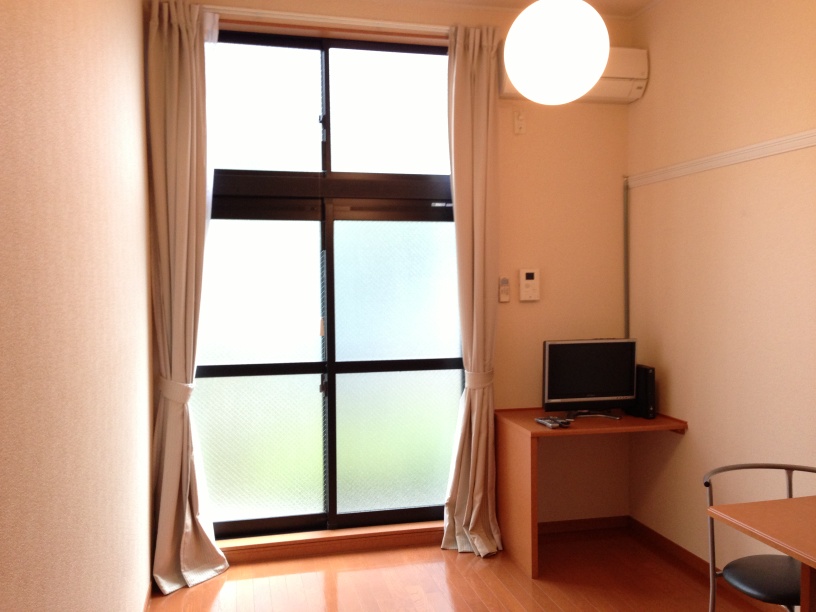 レオパレスル　トレフル リビング