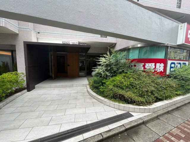 ＫＥＮＺＯ　ＨＡＵＳ　ＥＫＯＤＡ エントランス