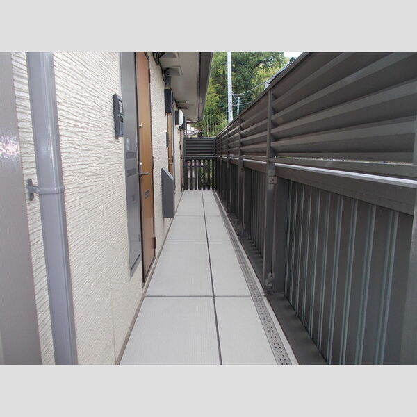 アルム横浜202号室 2階共用廊下