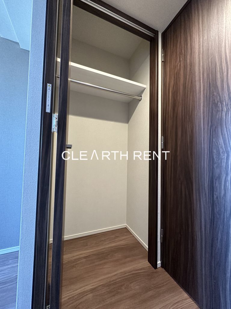 コンシェリア ＫＡＷＡＳＡＫＩ ＴＨＥ ＰＲＥＭＩＵＭ13階 ハンガーパイプ付き収納クローゼット