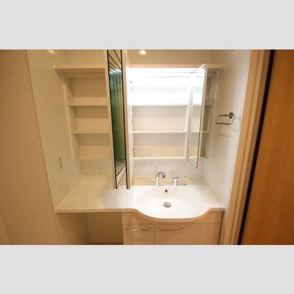 ソレイユ ワイド3面ミラーの洗髪洗面化粧台♪