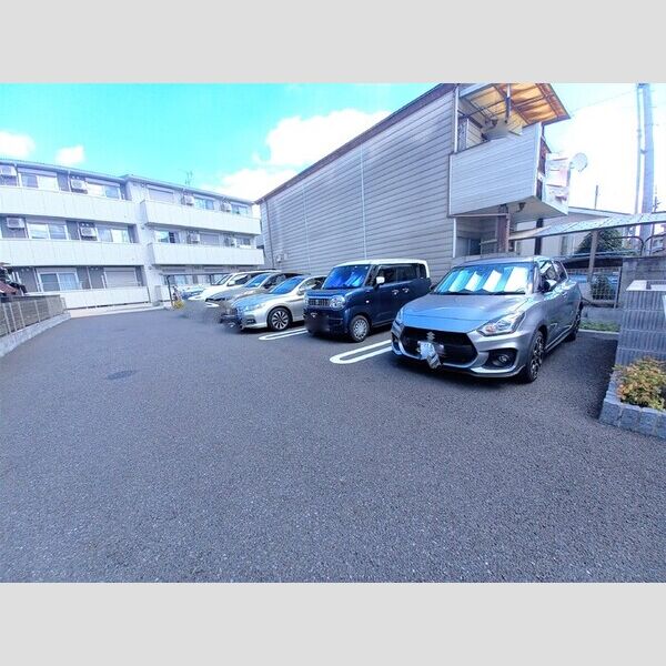 サンリリオ 駐車場